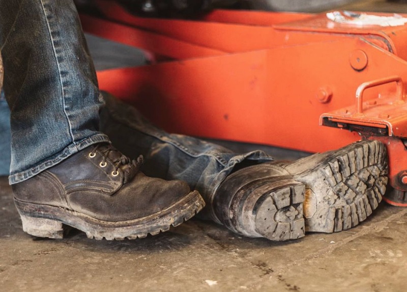 Shoes for working store on concrete