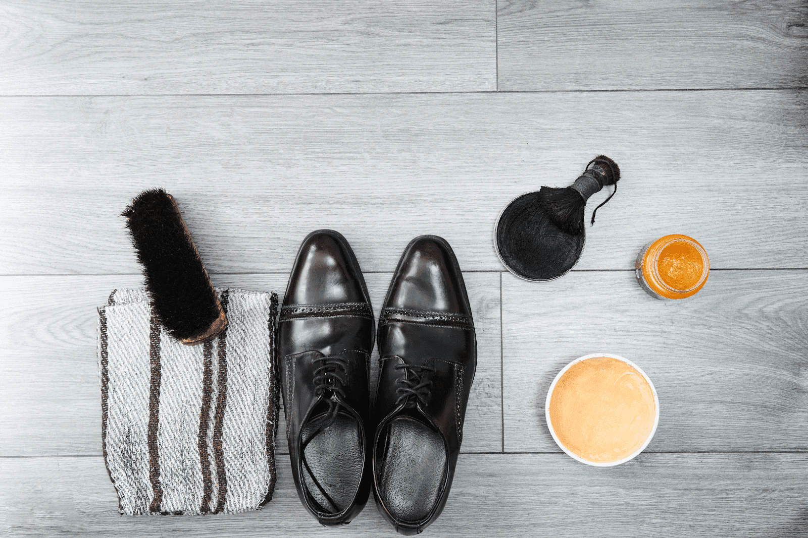 Synthetic vs Natural Shoe Polish -Which is Best for You?